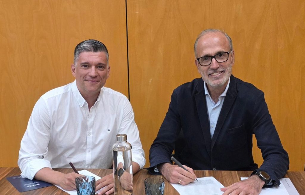 Fran Cortegoso y Ernesto Aspe firmando el acuerdo de Mais que Auga y Matrix fitness 