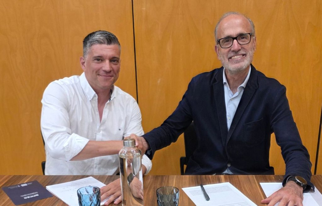Fran Cortegoso y Ernesto Aspe firmando el acuerdo de Mais que Auga y Matrix fitness 